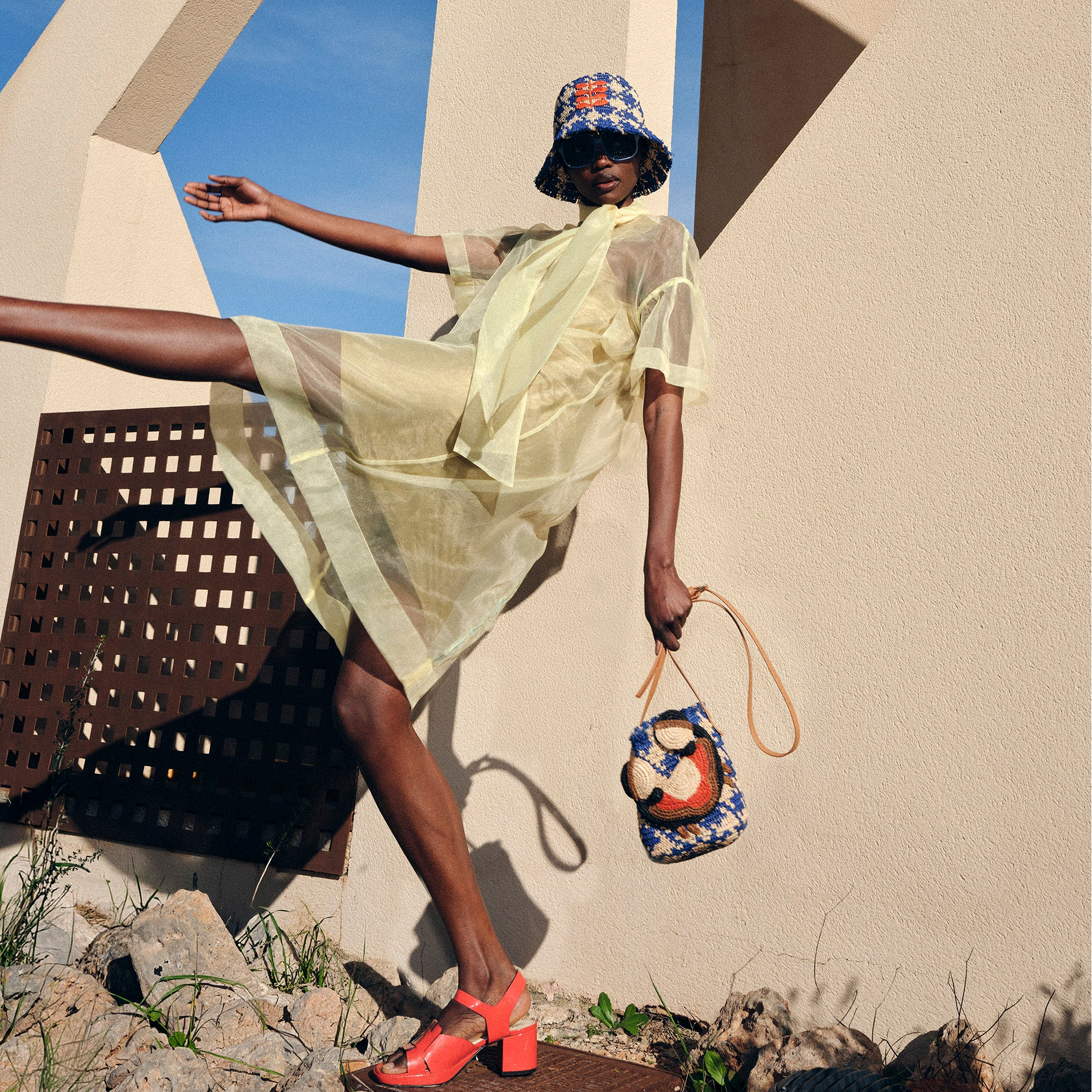 Crab and Houndstooth Raffia Bucket Bag - Sea Blue